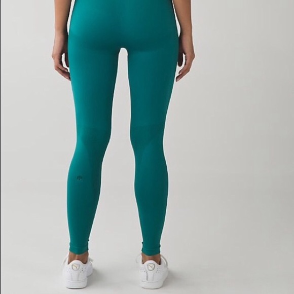 MAKE OFFERS NOW- NWOT Lululemon Zone In Crop - Picture 2 of 4